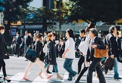 people-crossing-busy-street-hero2