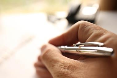 Man writing with Aviva pen_2528