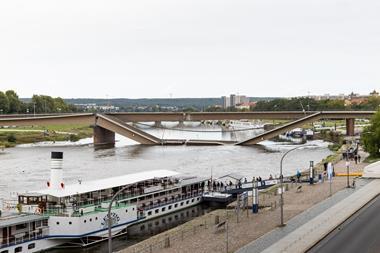 The collapse of the Carola Bridge