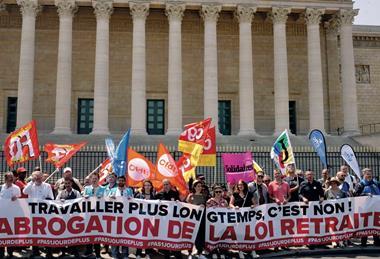 Paris- protesters outside the Assemblée Nationale 